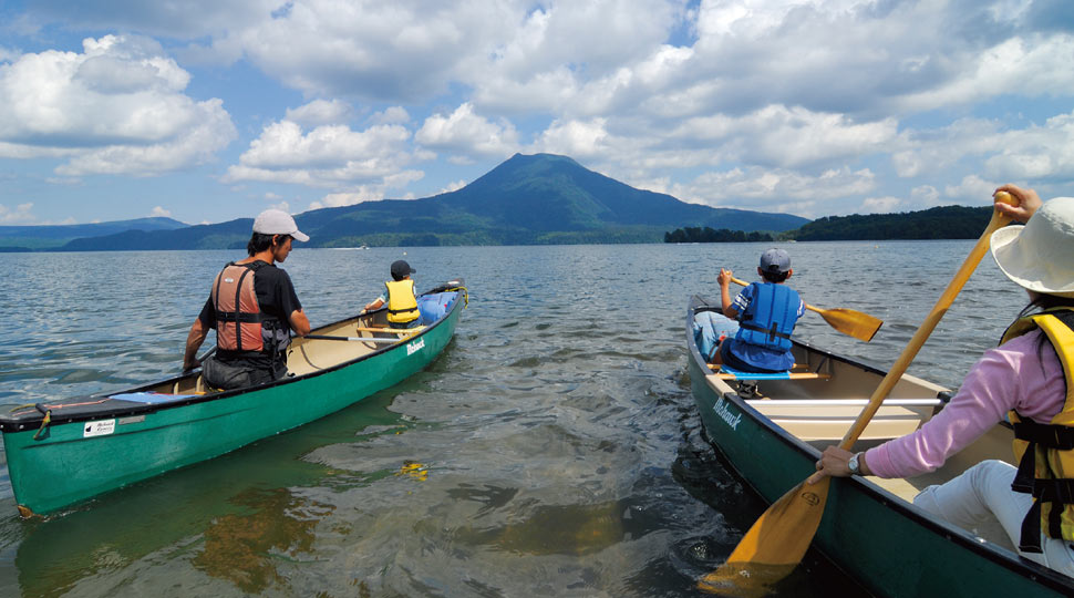 パドルを手にいざ、阿寒湖の奥懐へ 阿寒湖カヌー体験